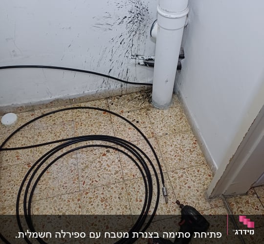כלי עבודה וצינור ליד קיר עם כתמי מים